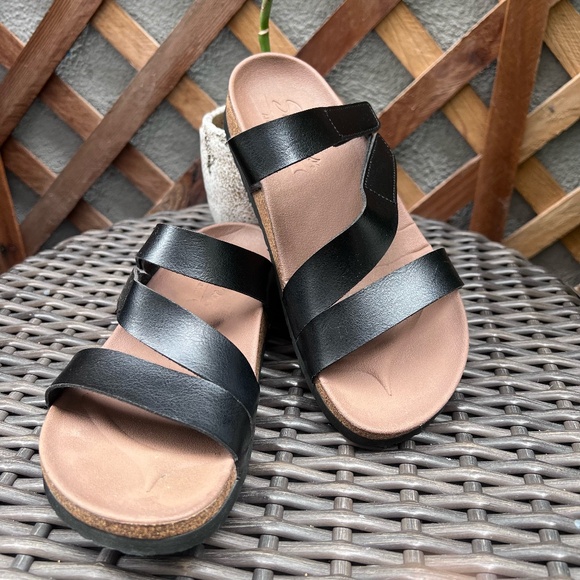 Skechers black sandals - Picture 1 of 8